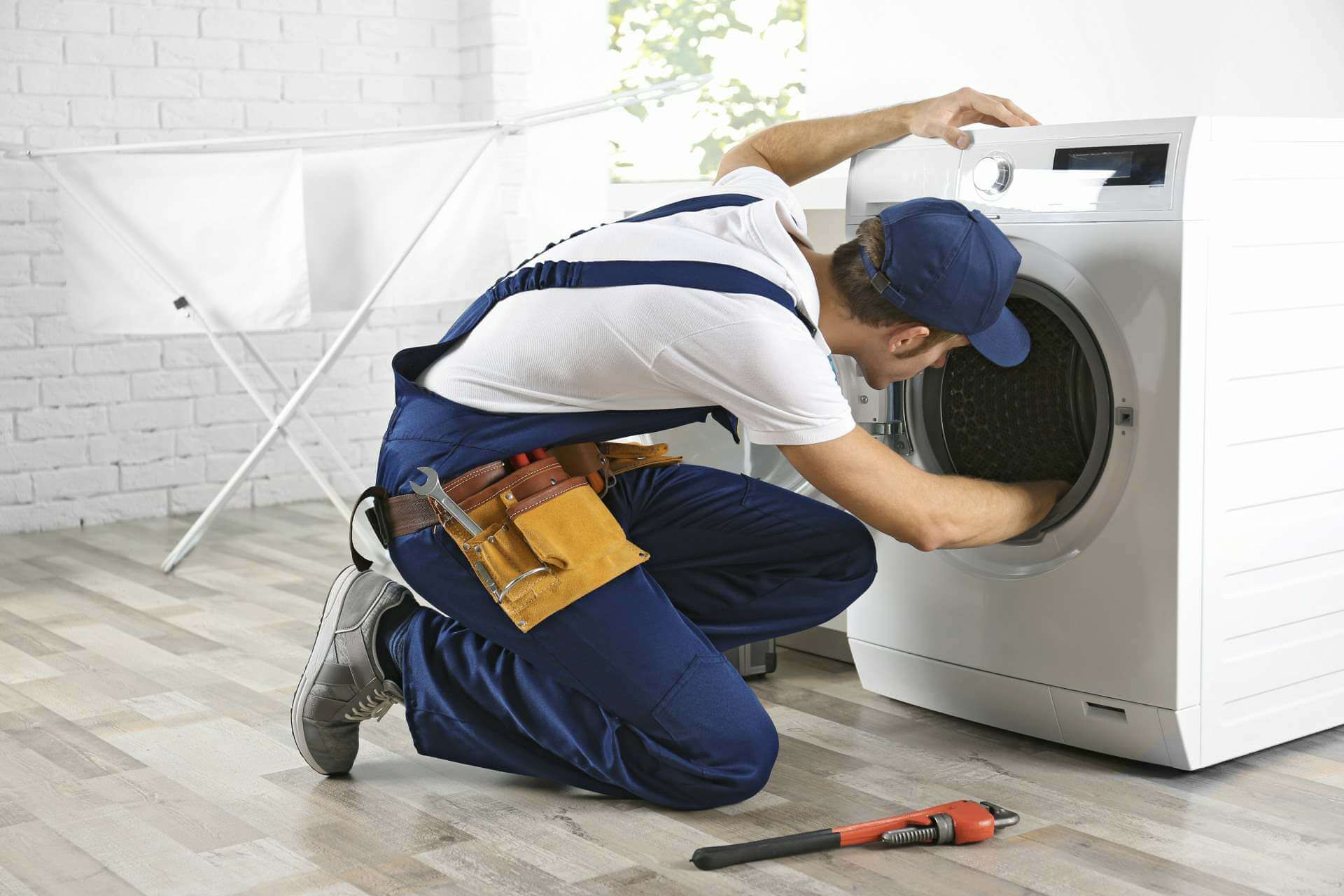 Técnico del servicio técnico Haier reparando electrodomésticos en Ávila