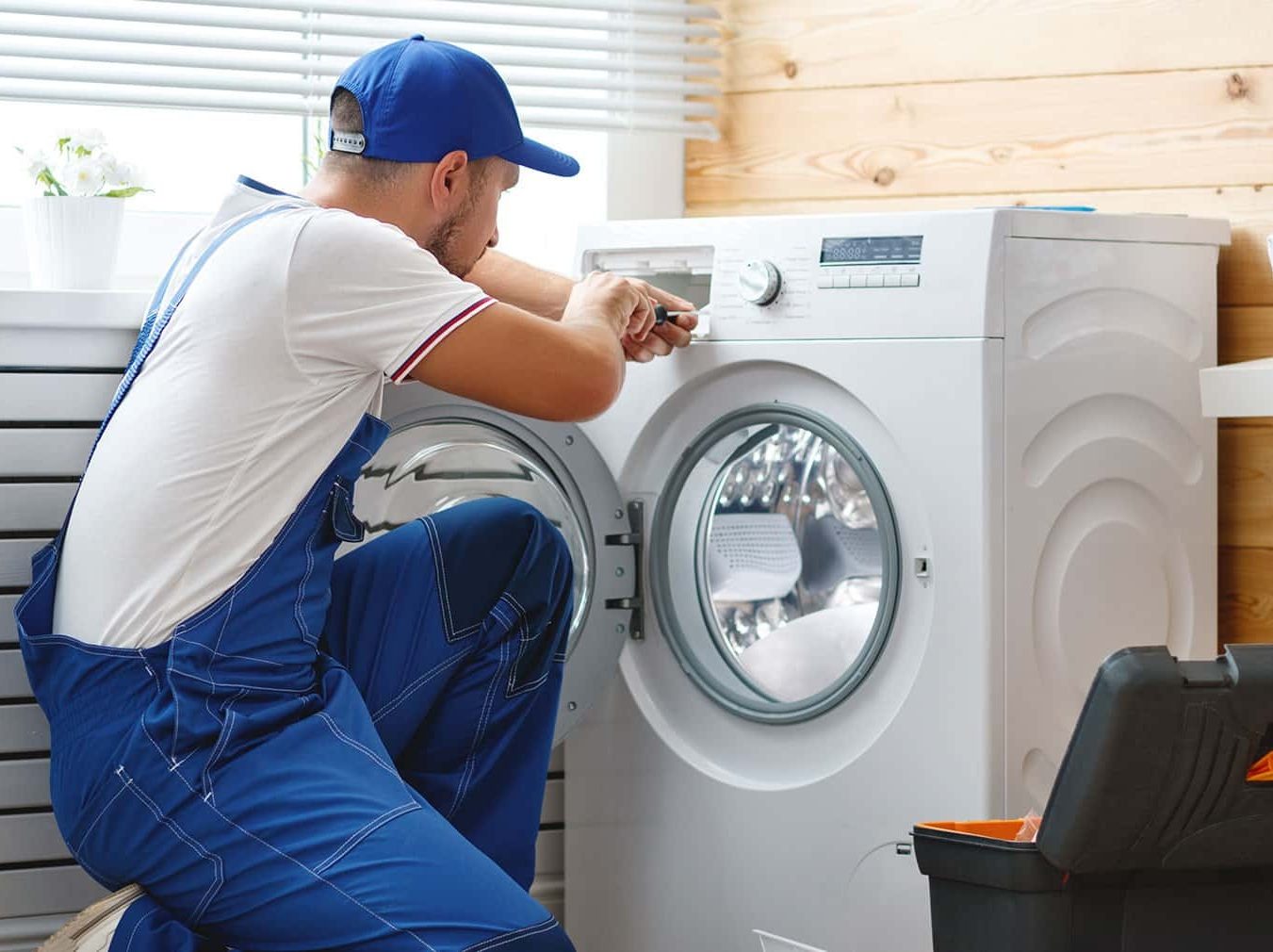 Técnico reparando electrodoméstico Haier en Las Navas del Marqués